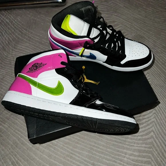 Air Jordan 1 Mid SE “Voltage” - Picture 3 of 6